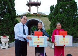 Phó Thủ tướng Nguyễn Thiện Nhân tặng quà gia đình chính sách